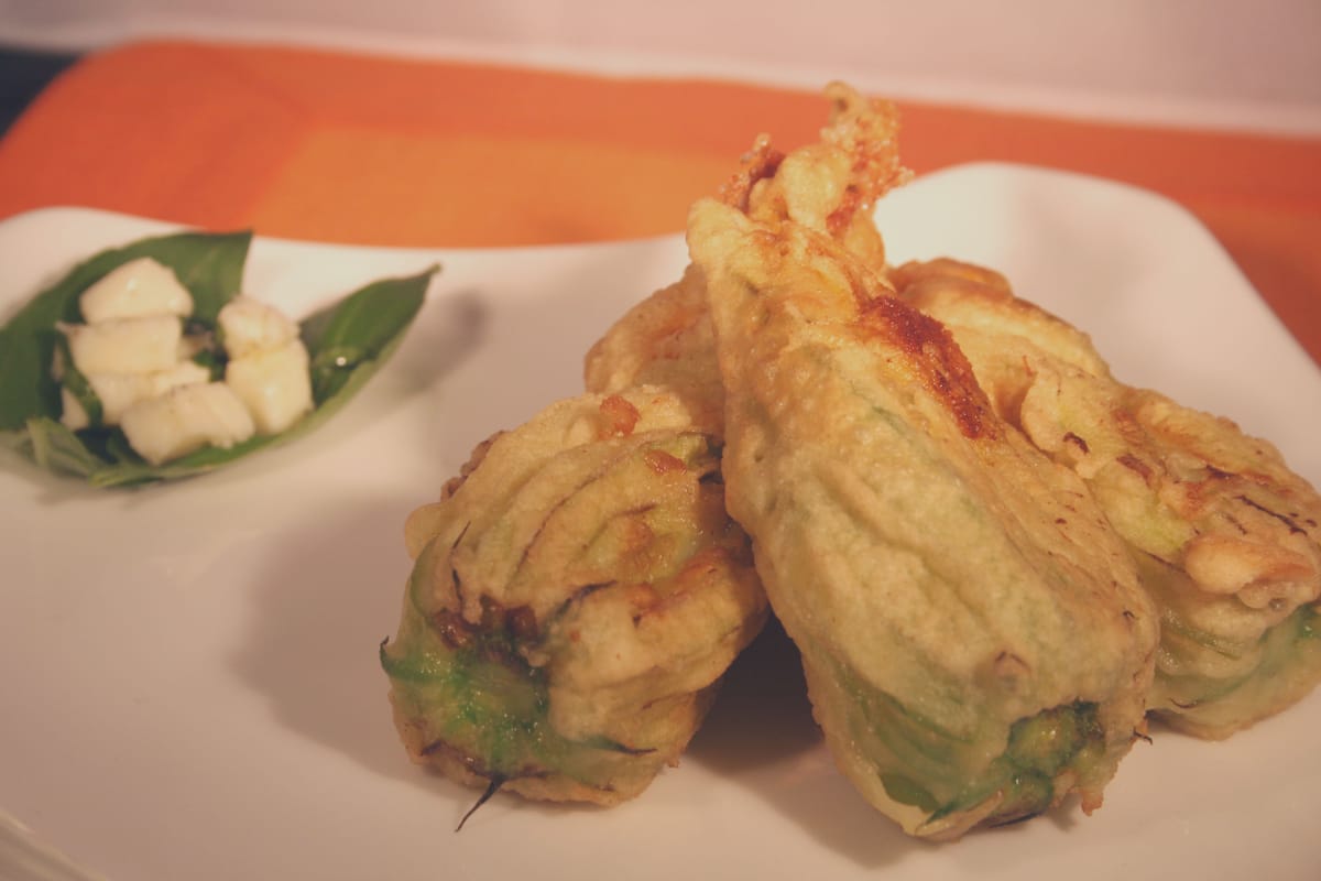Fiori di zucchina ripieni e fritti