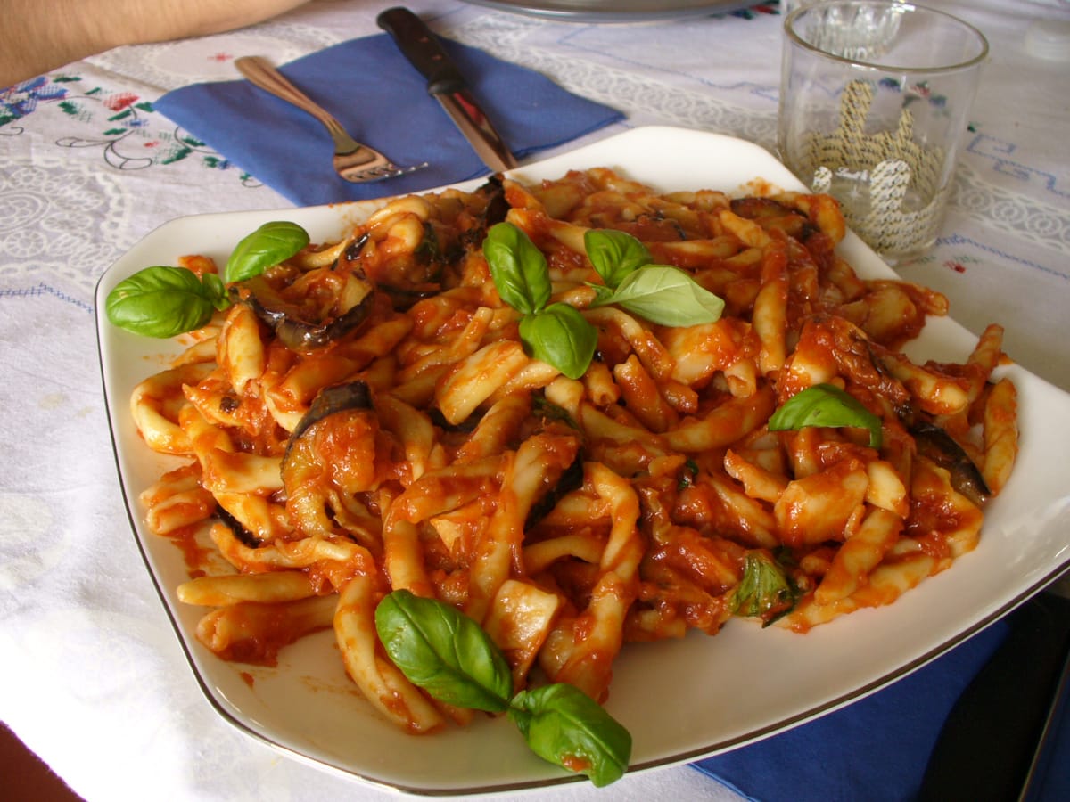 Maccheroni calabresi con sugo di melanzane e provola