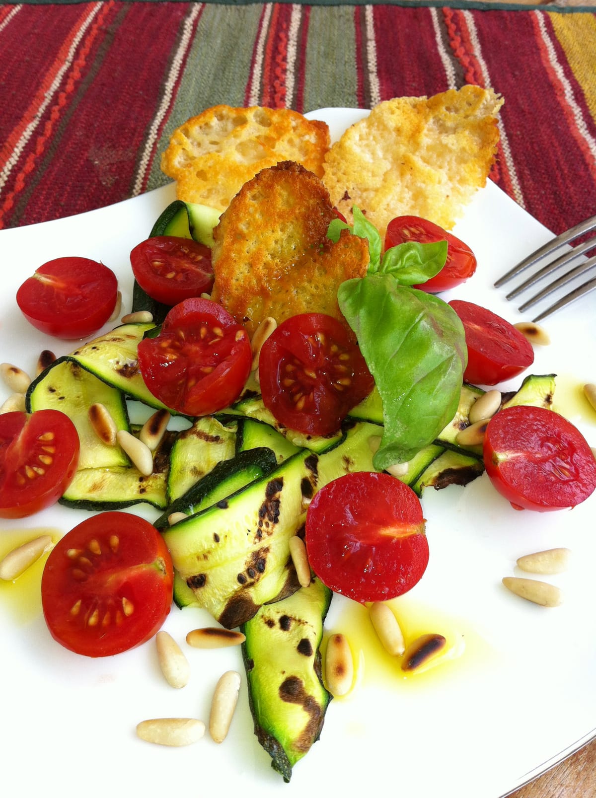 Insalata di zucchine, pomodorini, pinoli e cialde di grana