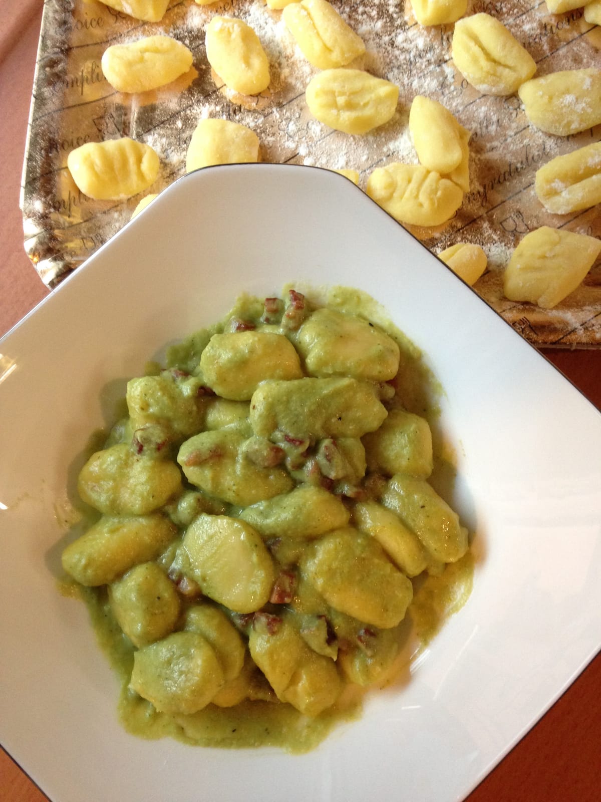 Gnocchi di patate al pesto di broccoli e pancetta croccante