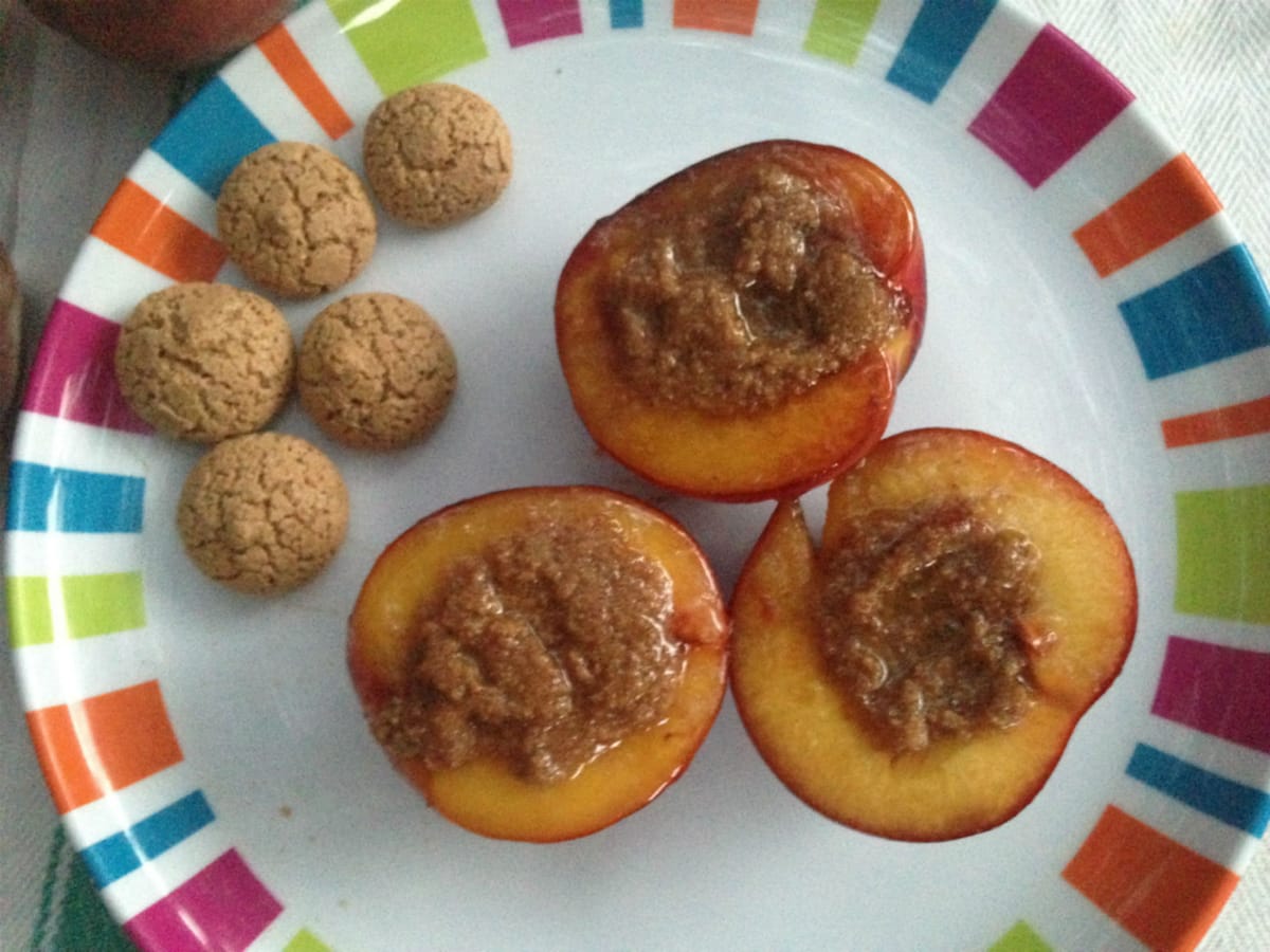 Pesche caramellate con crema di amaretti