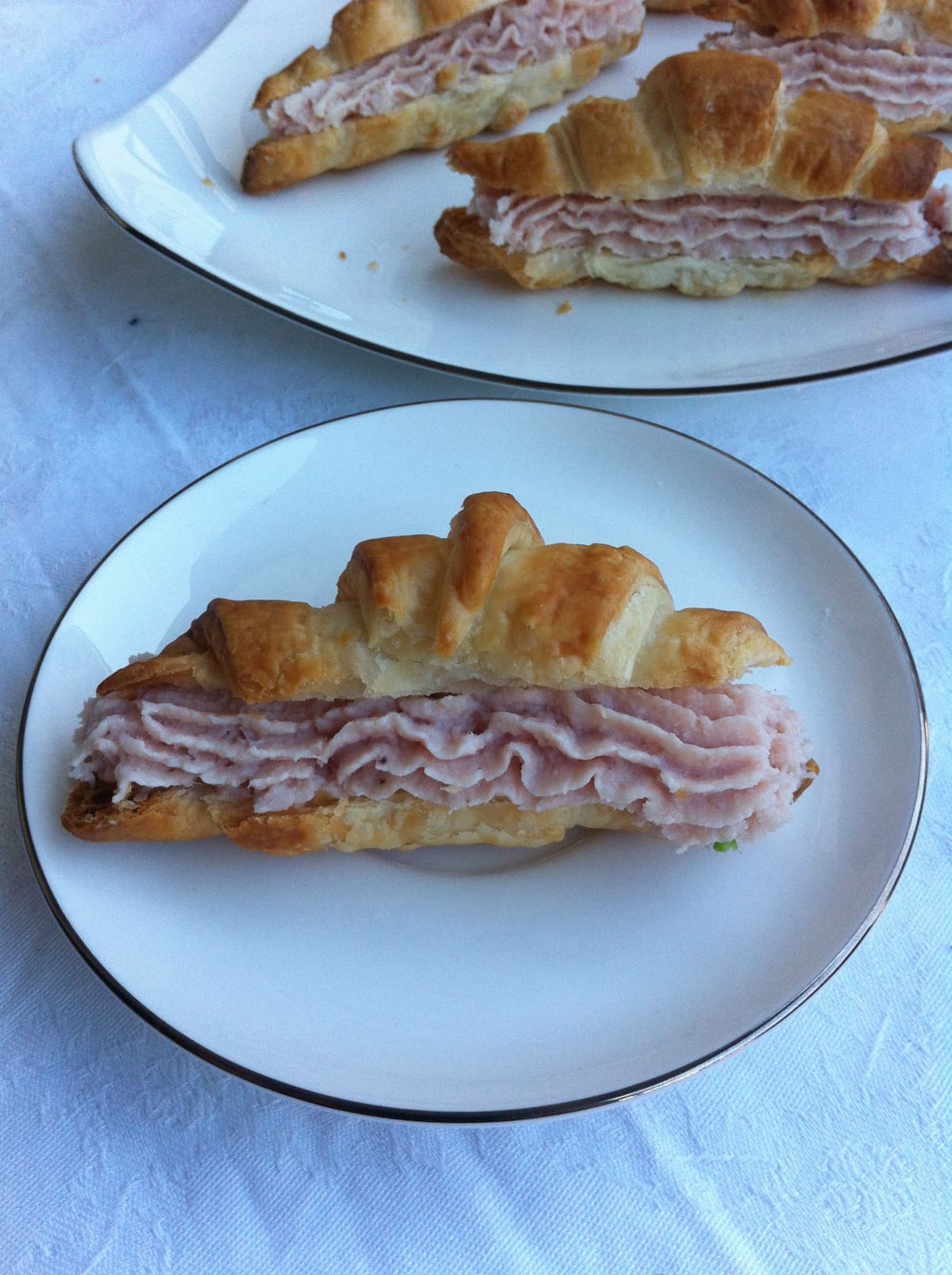 Minicroissants con mousse di prosciutto