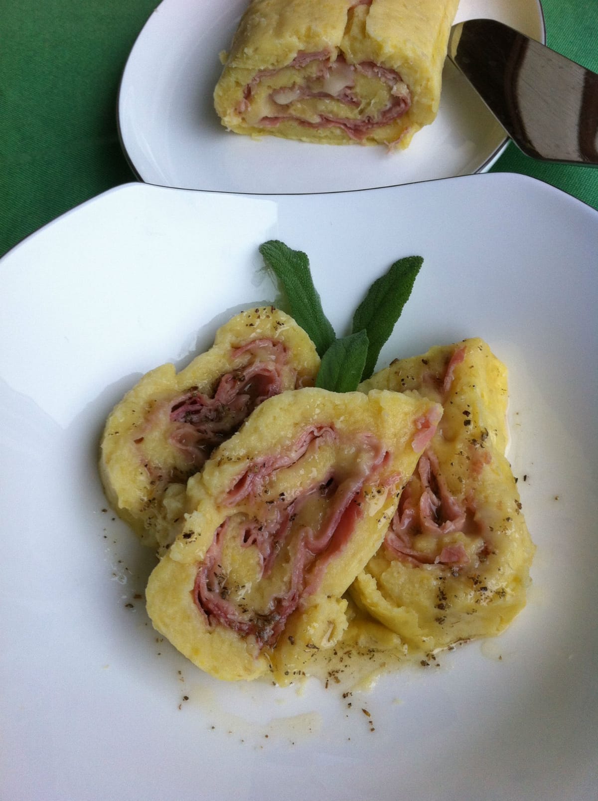 Rotolo di patate ripieno di prosciutto cotto e fontina