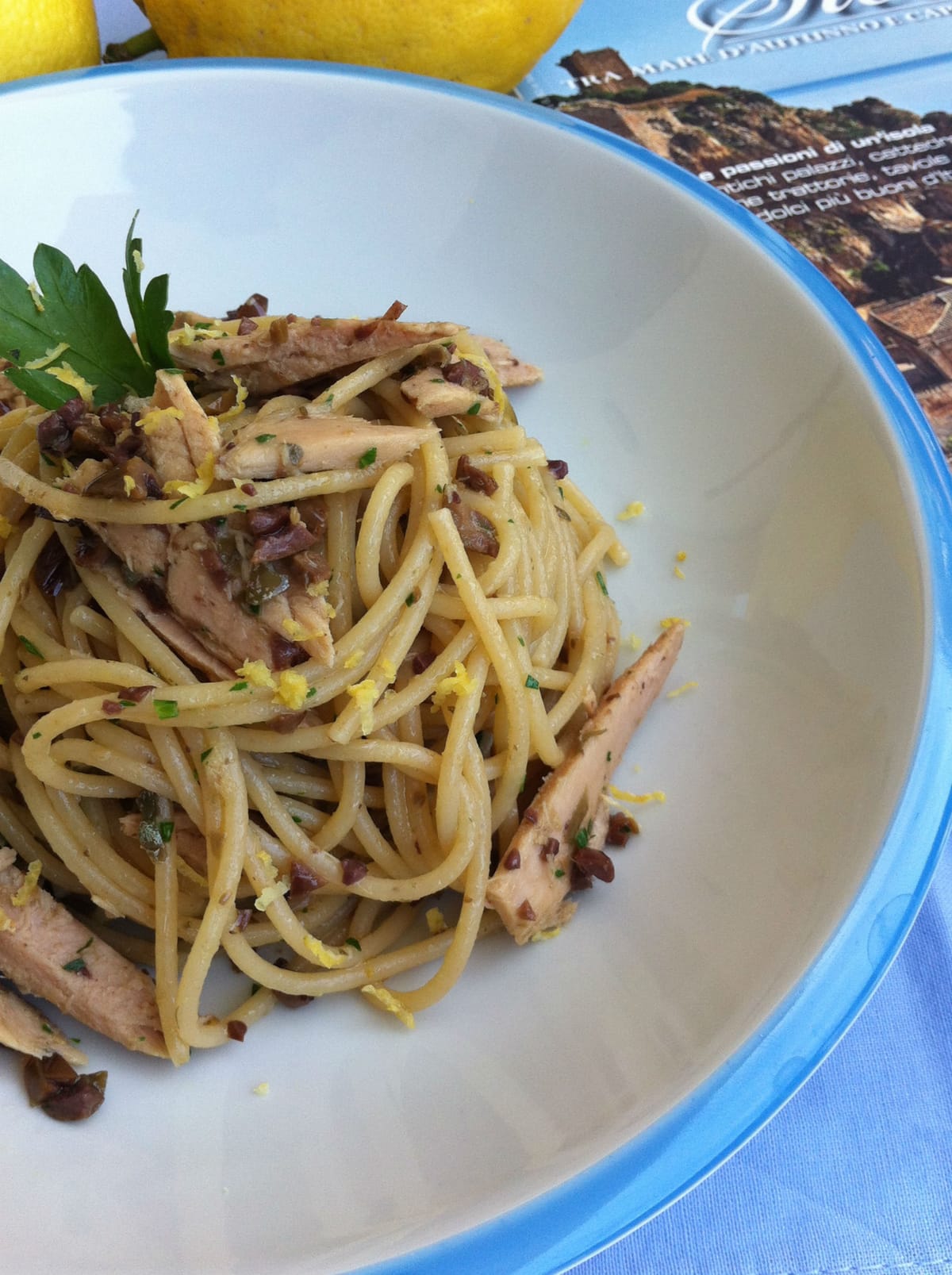 Spaghetti con tonno, capperi e olive taggiasche al profumo di limone.