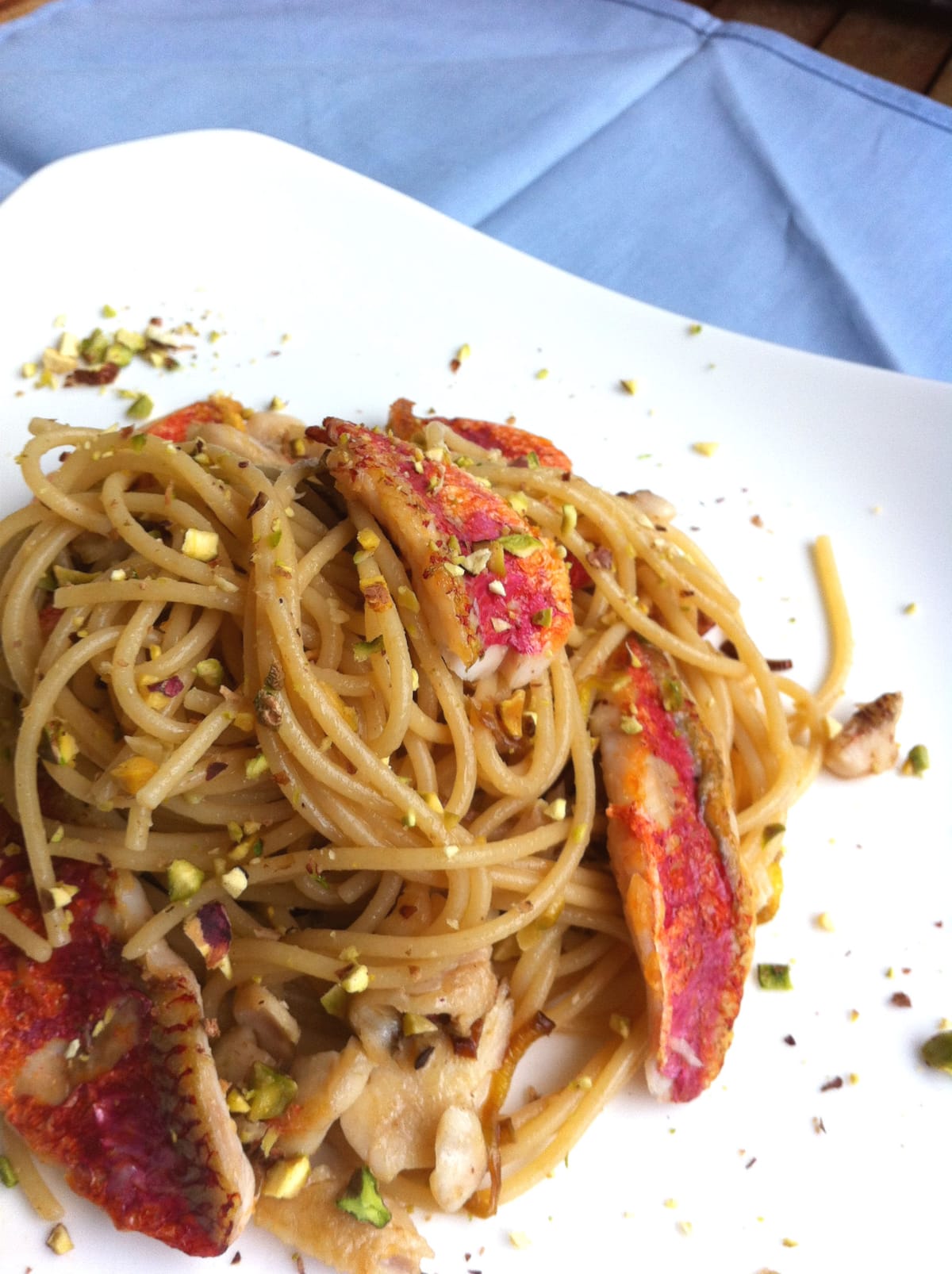 Spaghetti con triglie e pistacchi