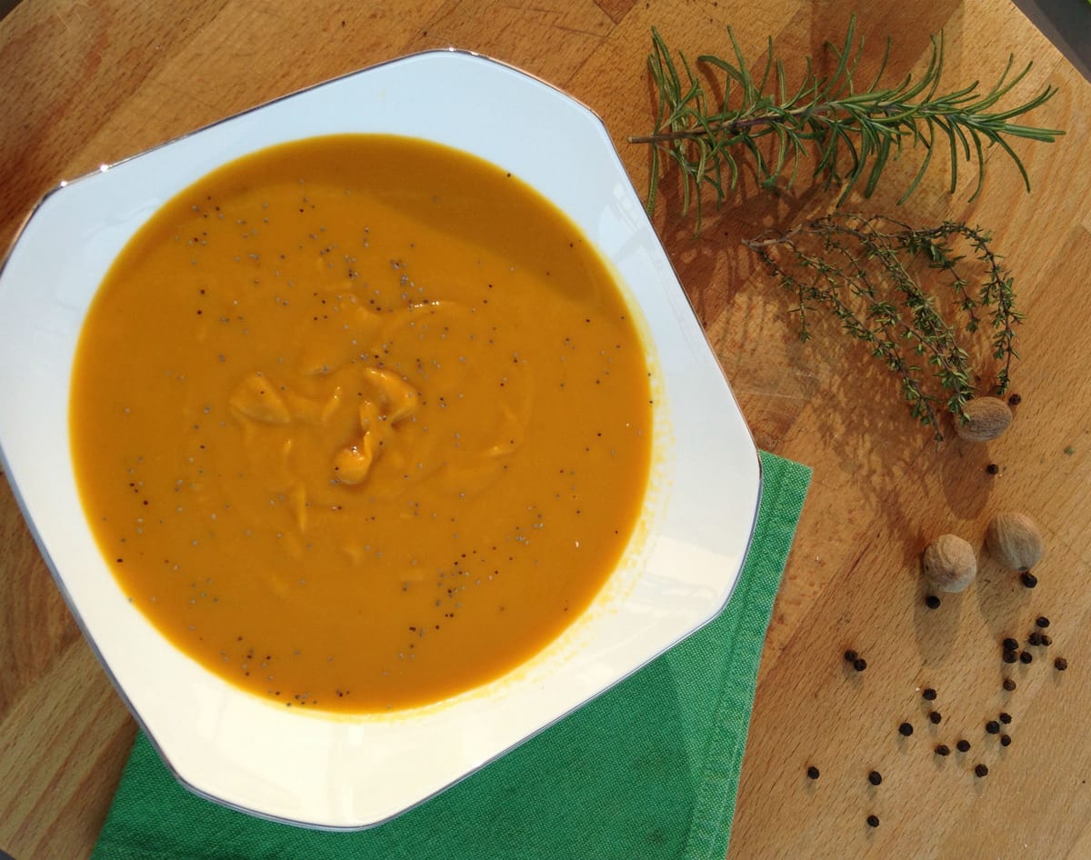 Vellutata speziata di ceci e zucca profumata al timo e rosmarino