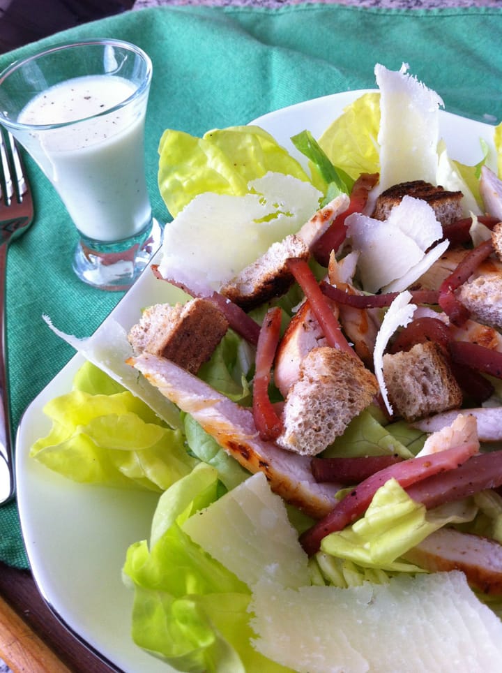 La mia Caesar salad con salsa allo yogurt