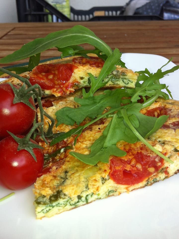 Omelette con rucola selvatica, caprino e pomodorini