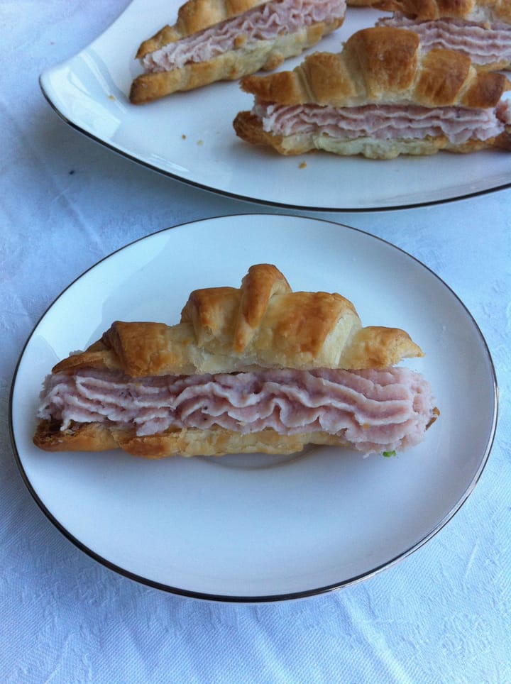 Minicroissants con mousse di prosciutto