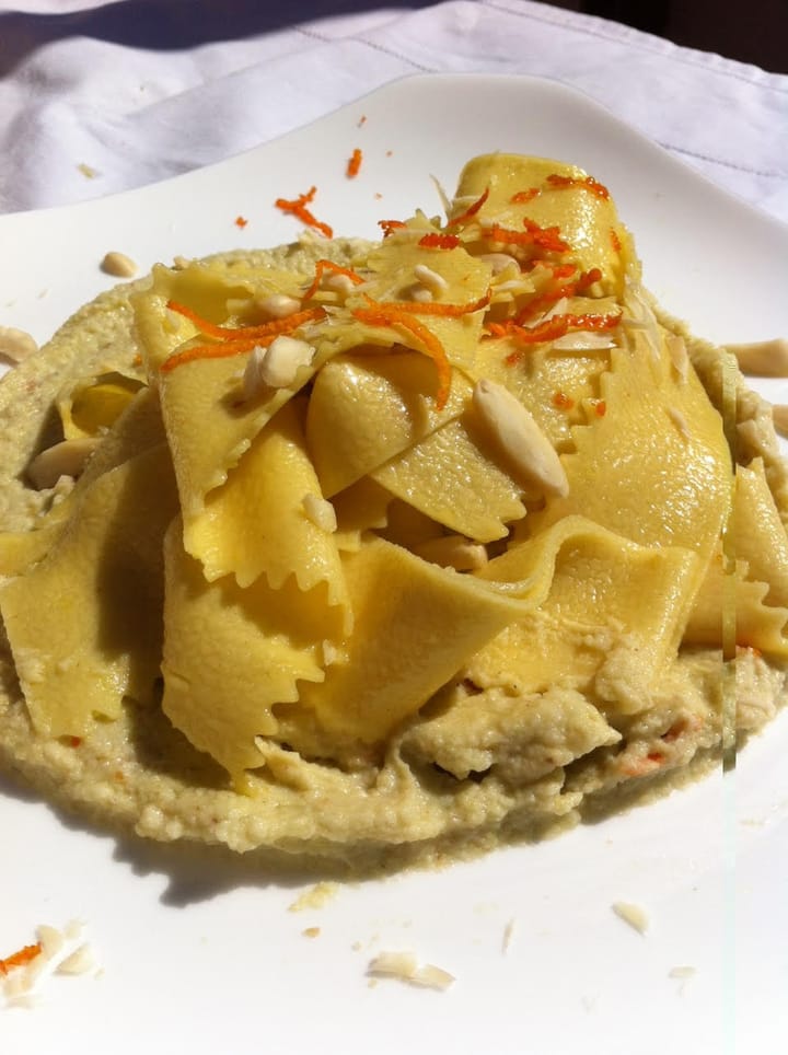 Pappardelle con crema di cavolfiore, mandorle e scorza d'arancia