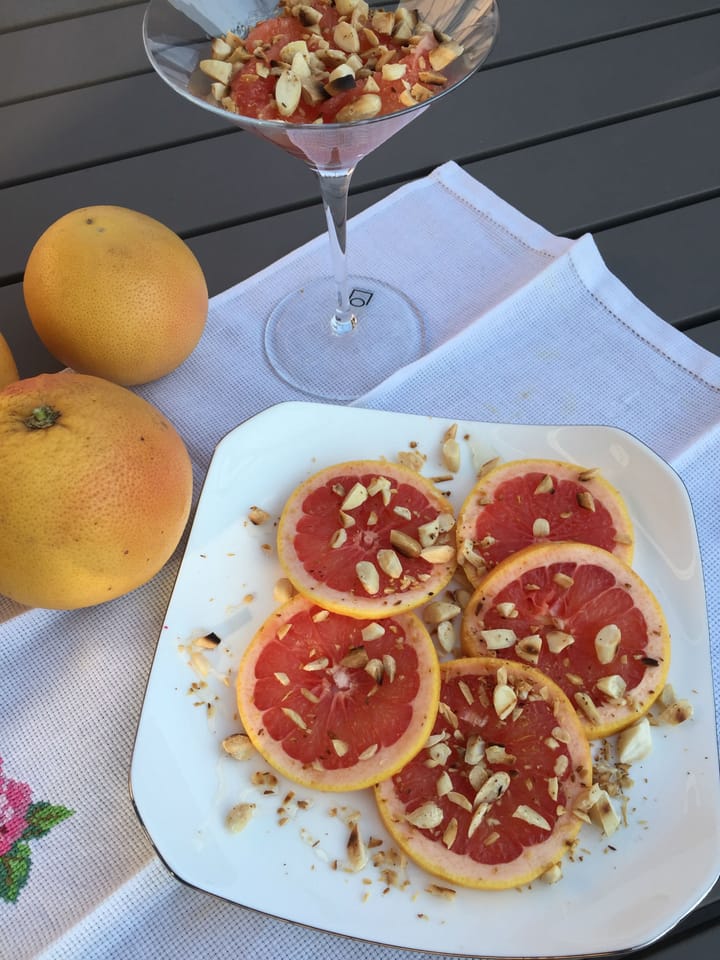 Pompelmo con miele profumato e mandorle tostate
