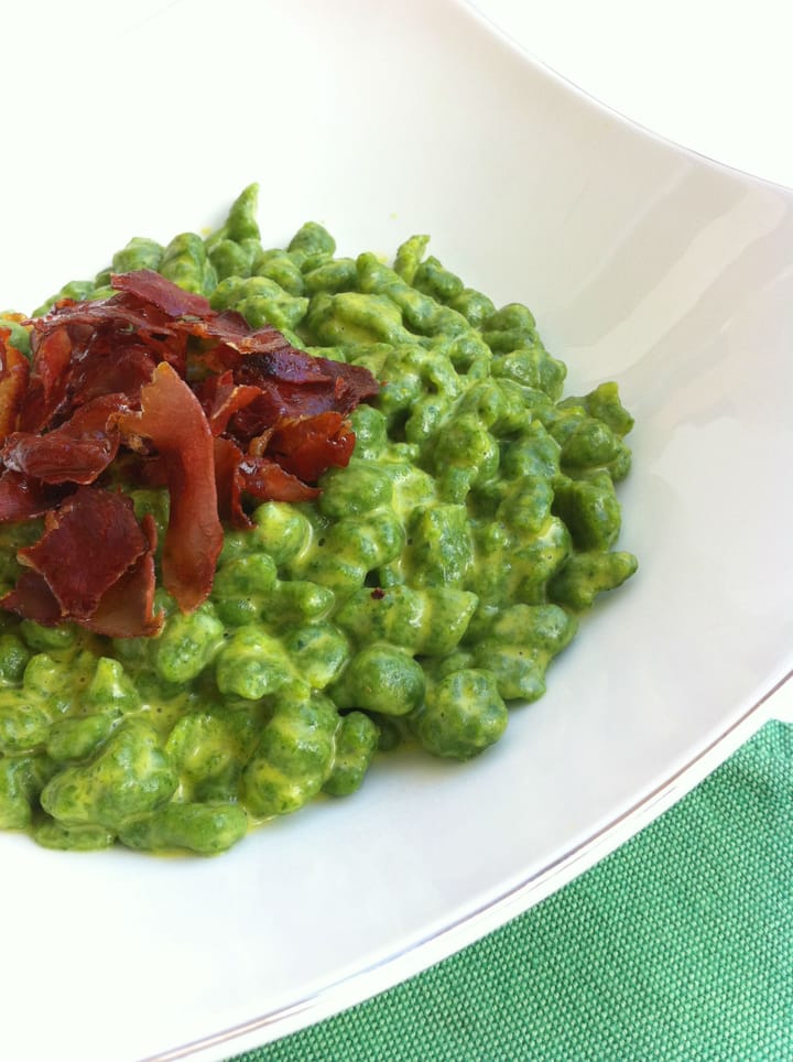 Spaetzle verdi con salsa allo zafferano e speck