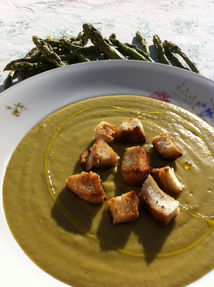 Vellutata di asparagi con crostini